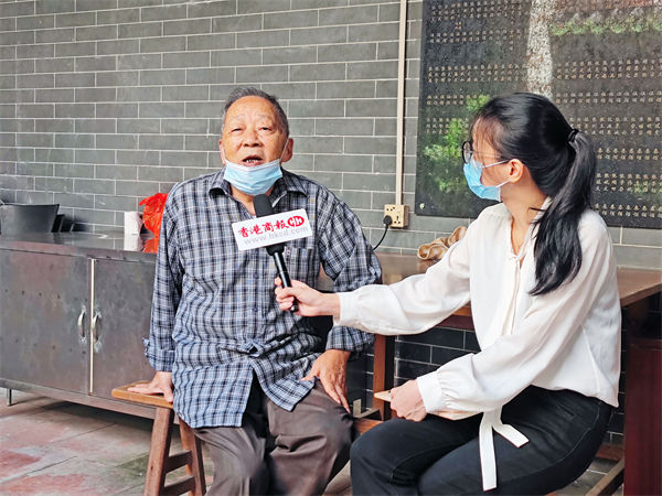 5. 深圳白芒小學退休教師張恩榮講述白芒村歷史。記者喬凱攝.jpg