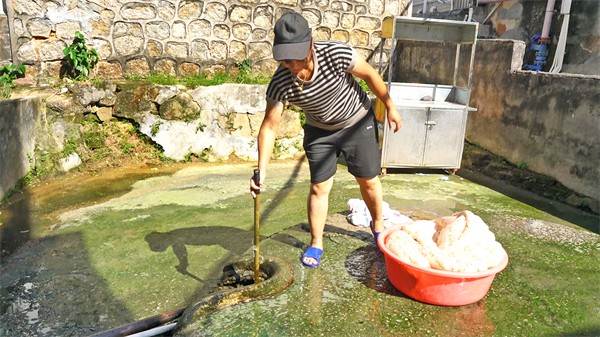 深圳白芒村民在井邊打水洗衣服。記者喬凱.jpg