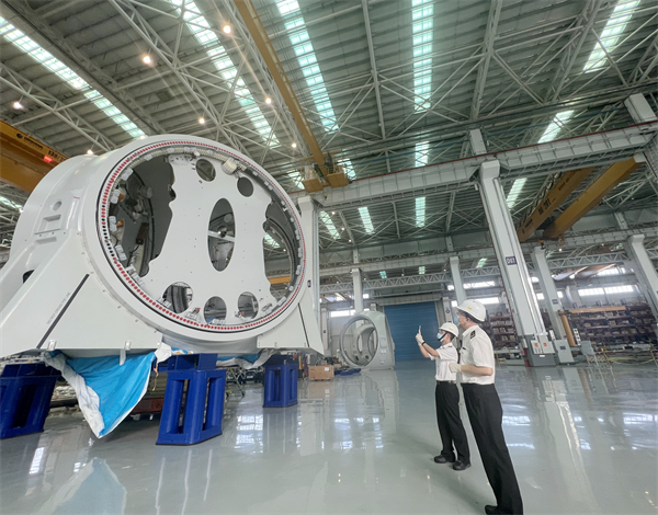 圖3:揭陽海關關員到供港蔬菜基地開展現場監管工作(吳豐 攝).jpg