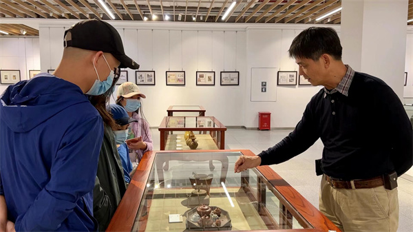 圖1：深圳市鹽田區文化館錢币文化分館館長、香港收藏家周祖文為市民講解藏品（陳彥潔 攝）.jpg