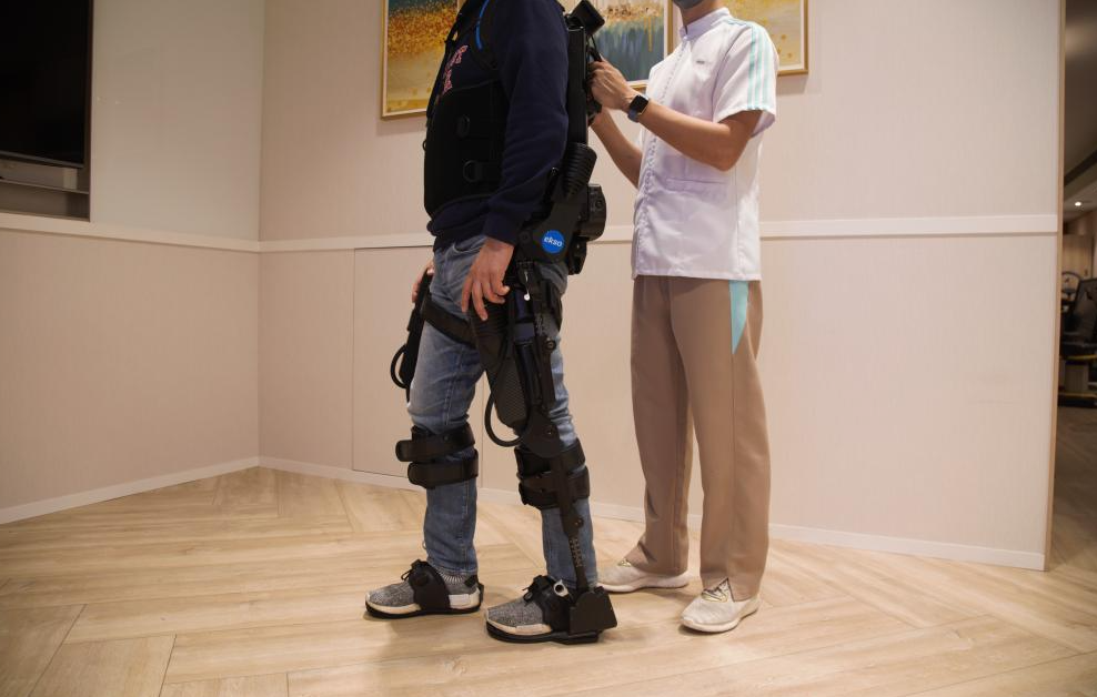 曦蕓居引入高科技機械腳，治療師必須接受專門嚴格訓練方能操作設備，已成功為不少中風患者進行訓練，重新步行。.jpg.png