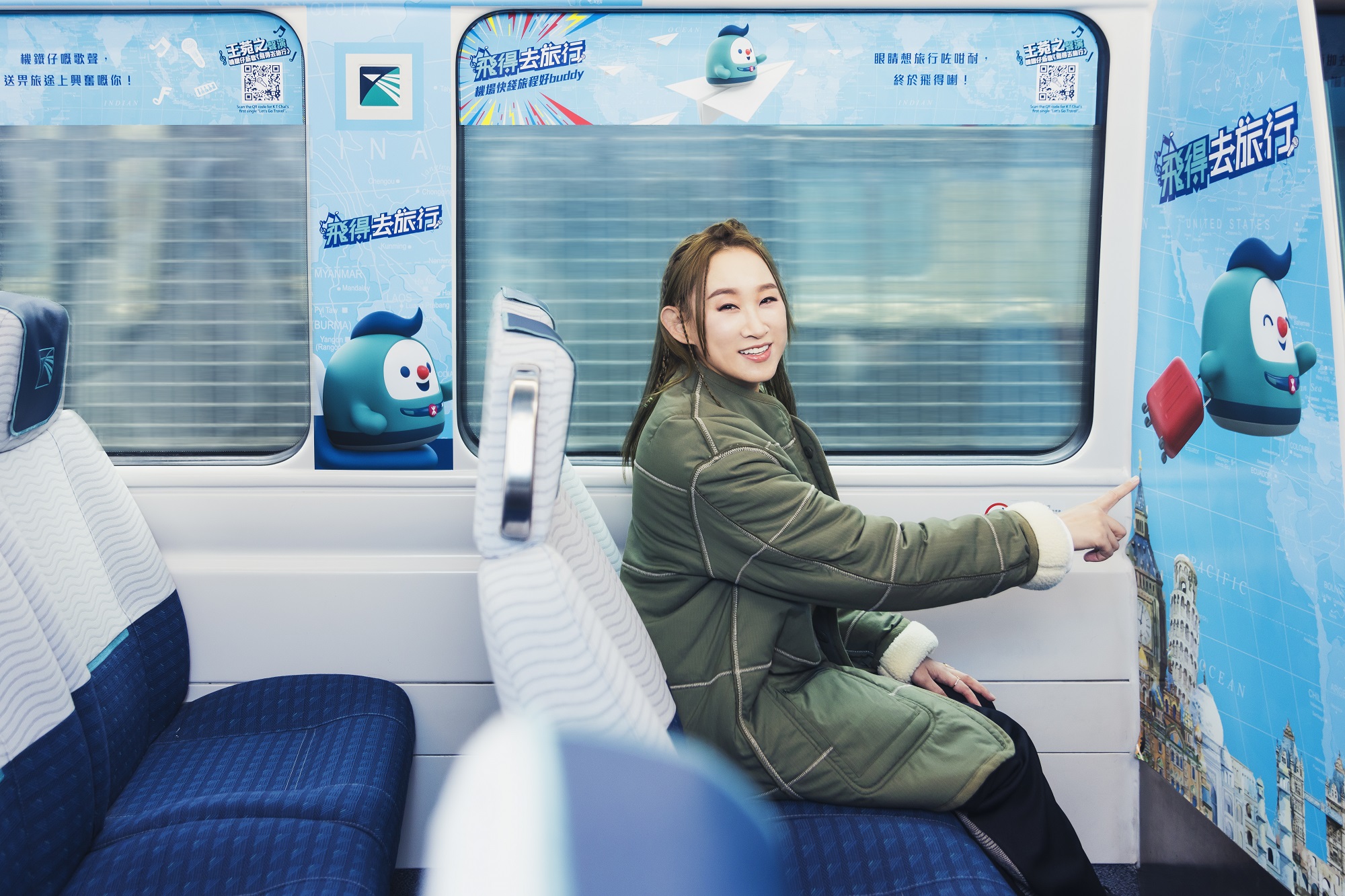 圖一:王菀之為全港首架以機鐵仔為主題列車啟航, 並與機鐵仔一齊做出多個鬼馬造型。.jpg