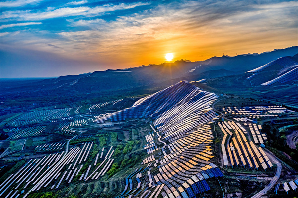 芮城縣光伏發電。   薛俊 攝.jpg