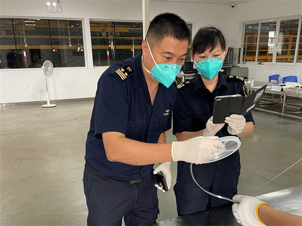 2：廣州海關關員對違規出口的侵權集成電路進行監管。（關芸攝）.jpg