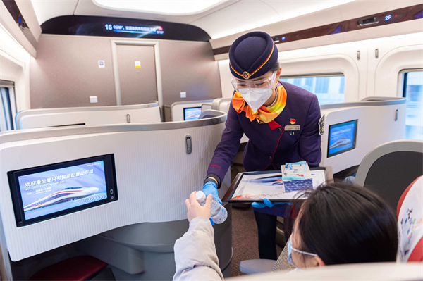 4、 每個席位配置的車載電視可進行手機投屏觀影.jpg