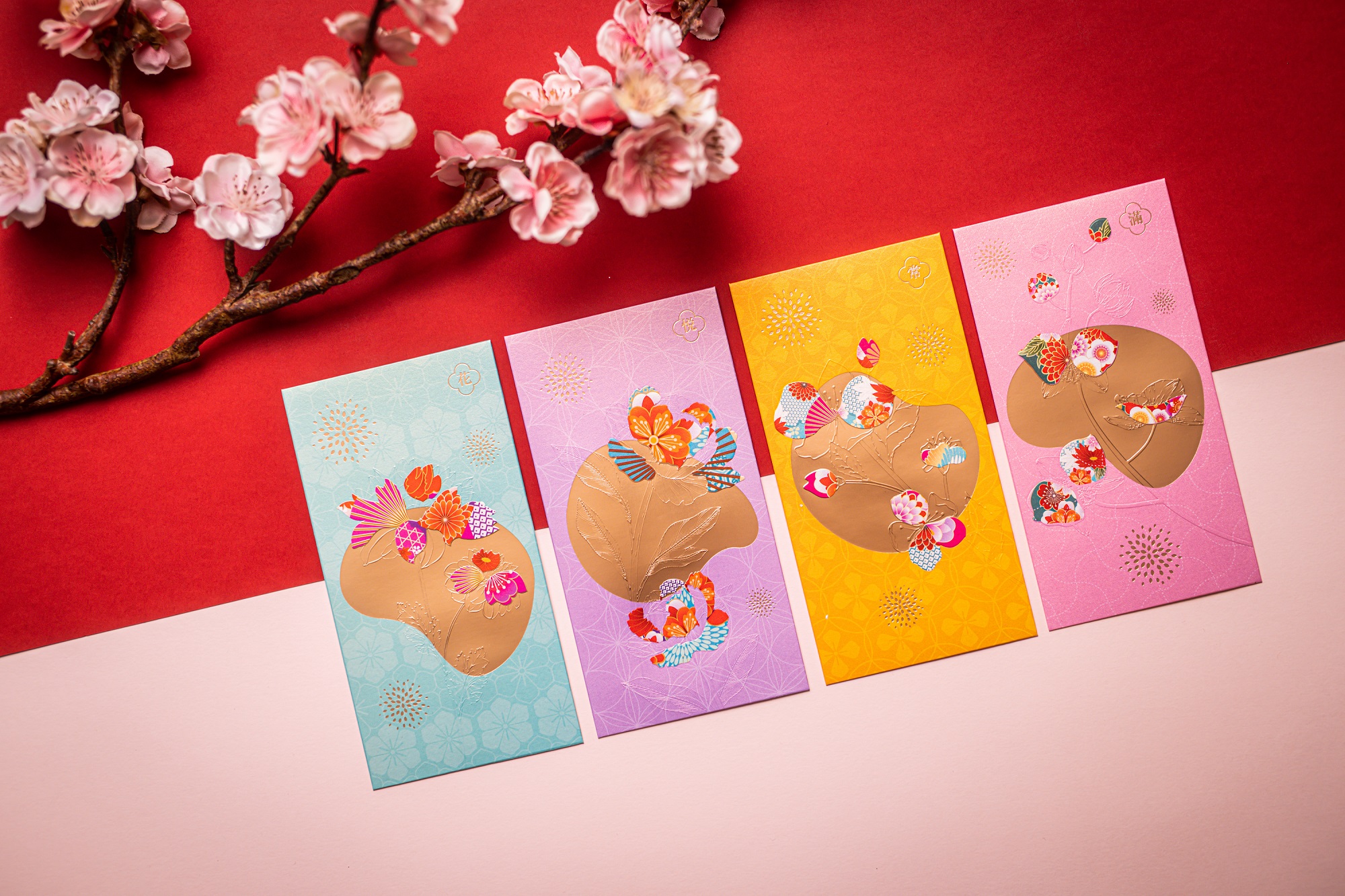 新鴻基地產旗下五大商場東港城、Mikiki、life@KCC、卓爾廣場及錦薈坊聯手大「花」心思，特別推出「花悅常滿」利是封，以四大「花」款為大家送上新春祝福.jpg