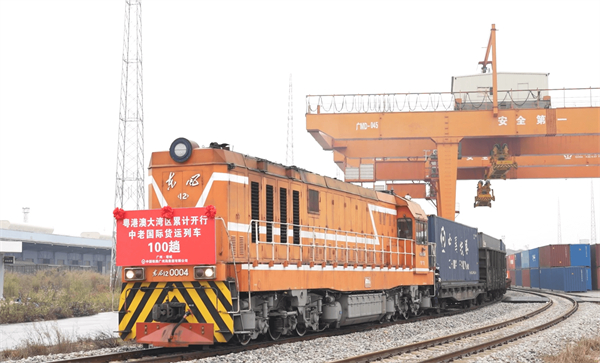 2、1月12日上午，粵港澳大灣區發出了第100趟中老國際貨運列車，開啟了奔赴老撾萬象的旅程。（王瑋攝）.jpg