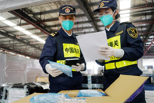 2:灣仔海關關員對企業進口原材料進行查驗 敖璟薈攝.jpg