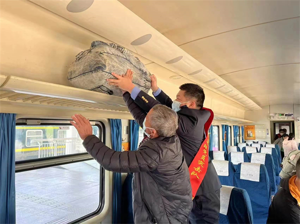 3、廣州客運段列車上的志願者為重點旅客取行李箱（攝影：劉佳芹）.jpg