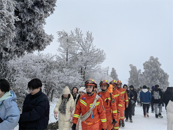 遊人如織,井然有序 南嶽區委宣傳部供圖.jpg