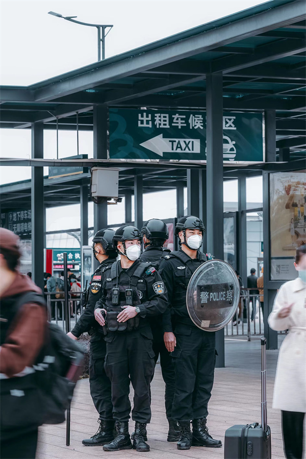 3、茂名特警在茂名高鐵站出口執勤站崗。（茂名警方供圖）.jpg