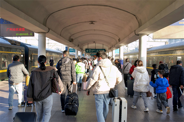 2、旅客抵達廣州站有序出站(攝影:鍾健豪).jpg