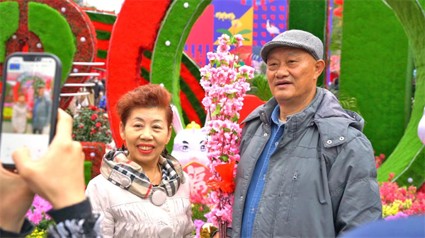 图1:市民打卡2023深圳迎春花市(乔凯摄).jpg