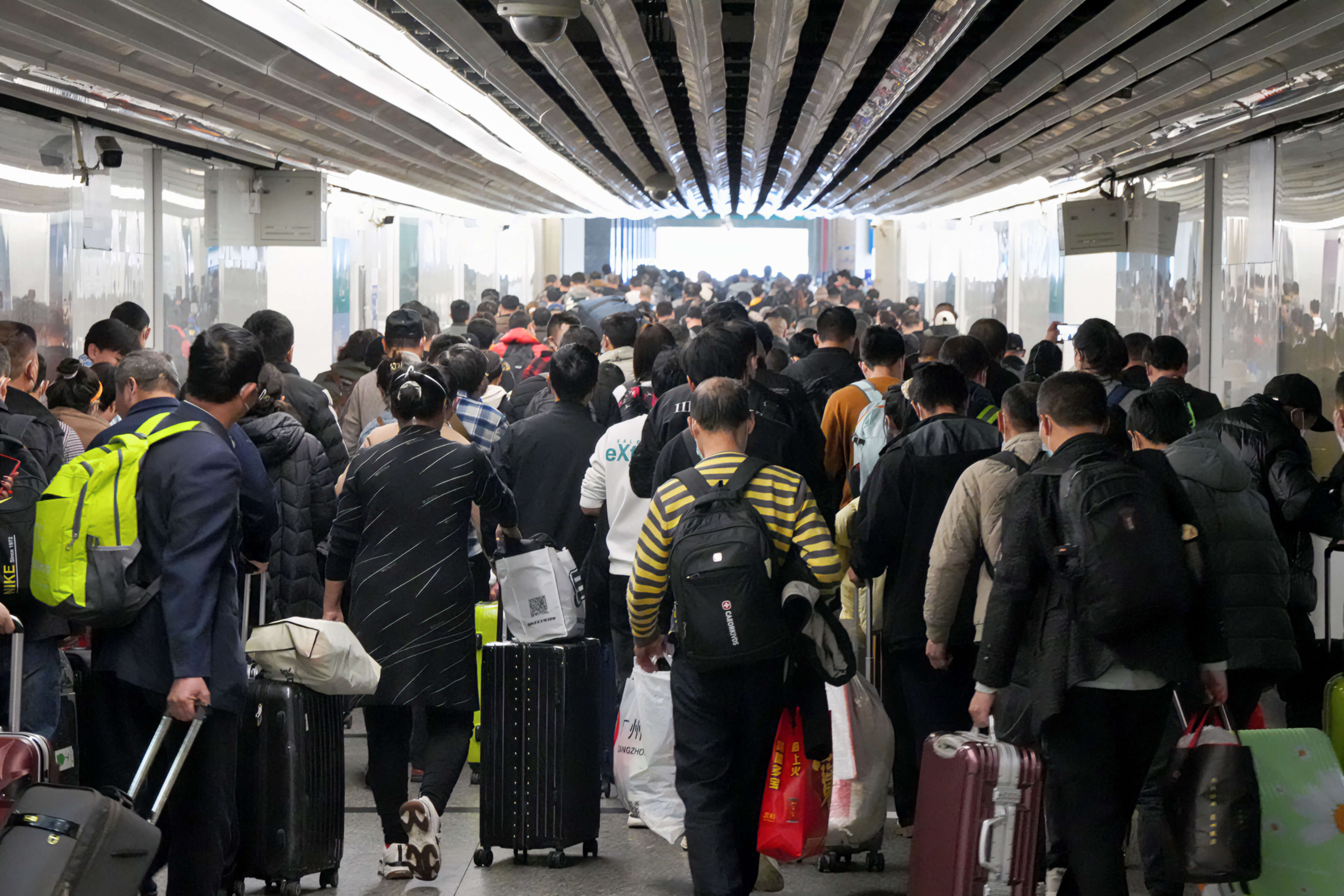 2、旅客抵達廣州站，有序排隊出站（攝影：鍾健豪）.jpeg
