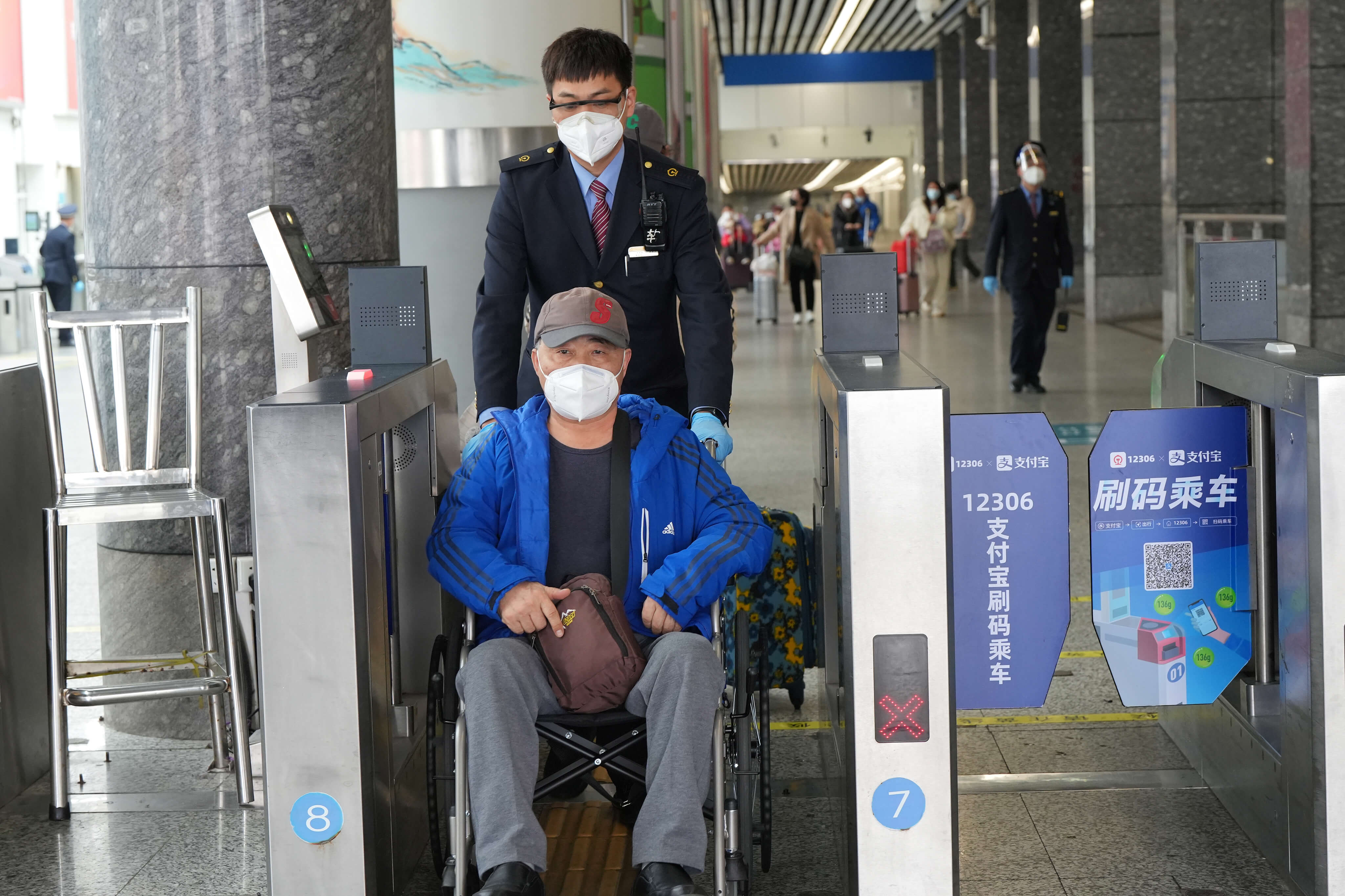 3、廣州站工作人員幫助重點旅客出站（攝影：鍾健豪）.jpeg