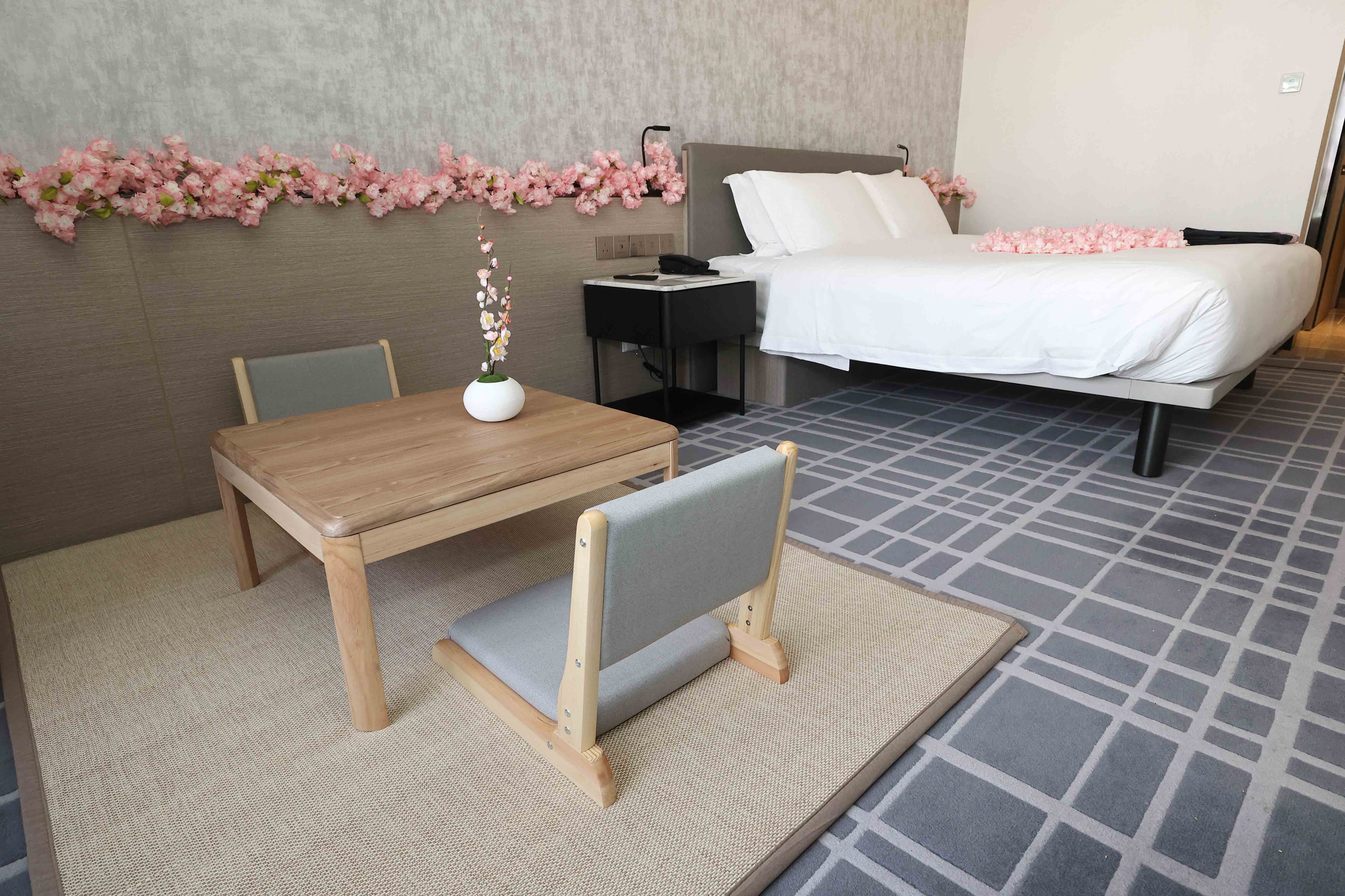 櫻花為主題套房加入了粉嫩櫻花擺設、榻榻米、和式茶几及座墊、更特意在偌大的窗子貼上櫻花林圖案,塑造初春和室浪漫氛圍.jpg