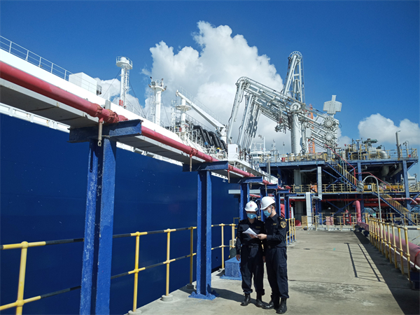 圖3:揭陽海關關員在LNG碼頭開展船舶監管工作(高夢華 攝).jpg