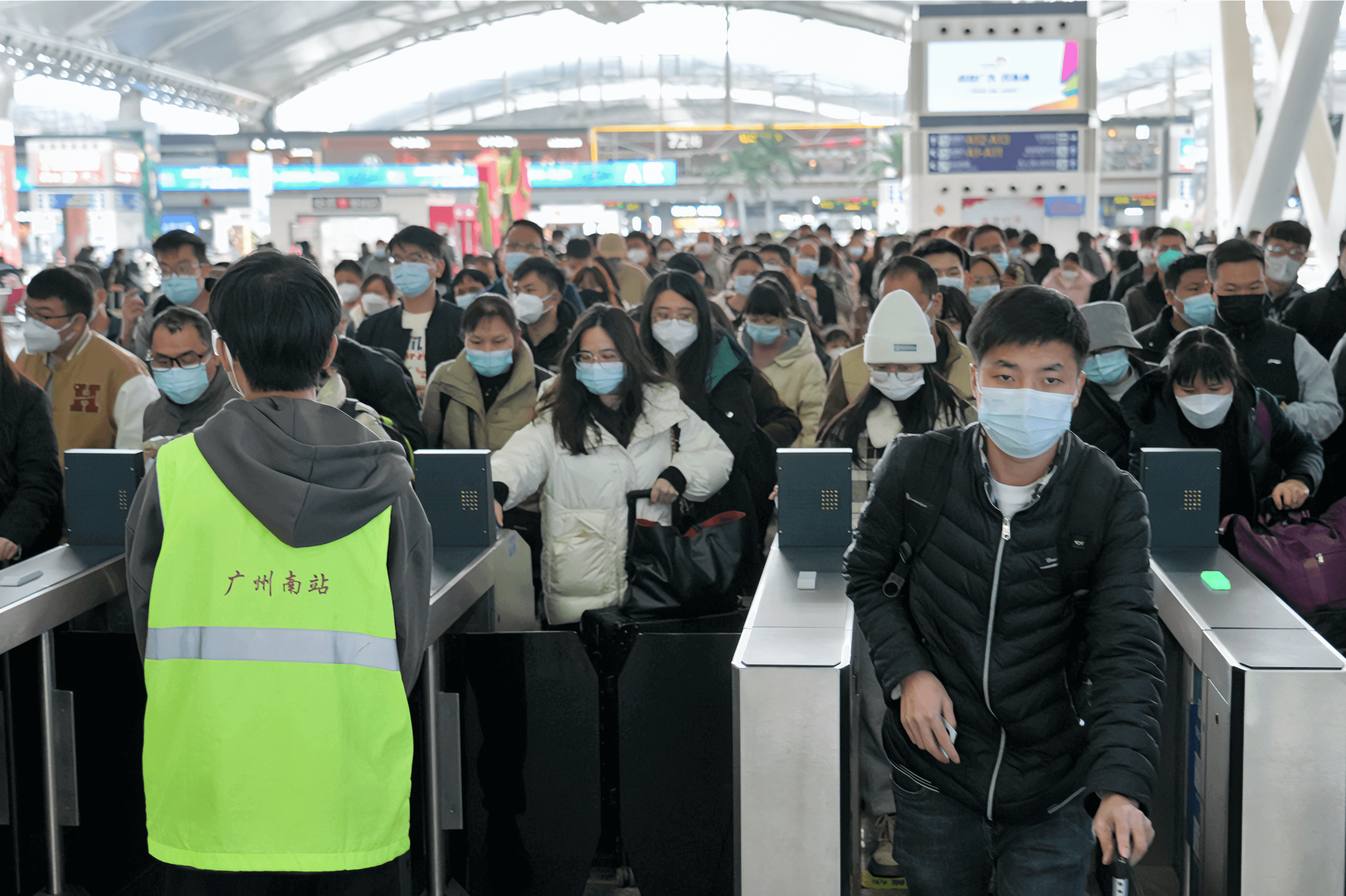 2、廣州南站旅客排隊檢票進站（攝影：鍾健豪）.png