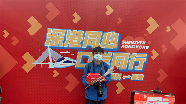 香港市民蔡佳洋成为莲塘口岸第一位入境旅客。记者蔡易成摄.jpg