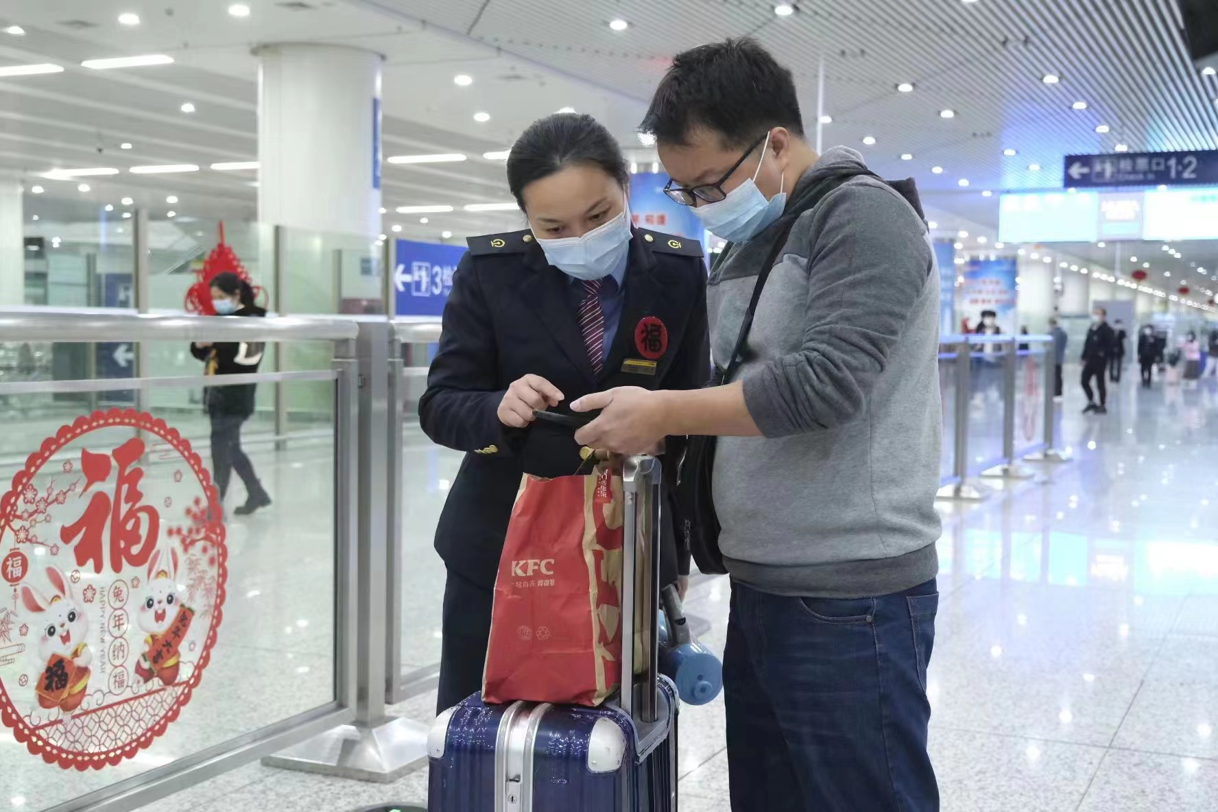 2 福田站「福娃」服務隊為旅客提供諮詢服務（攝影：田恬）.jpg