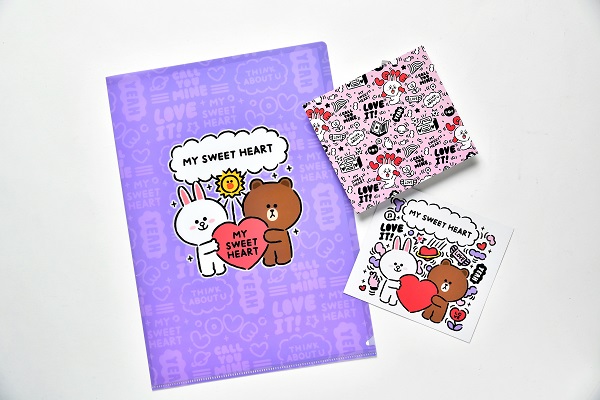05c_《LINE FRIENDS LOVEY DOVEY - POWERED BY FTLife 富通保險》活動限定版A4 Folder (左)及活動限定版明信片兩張(款式隨機,一共四款).jpg
