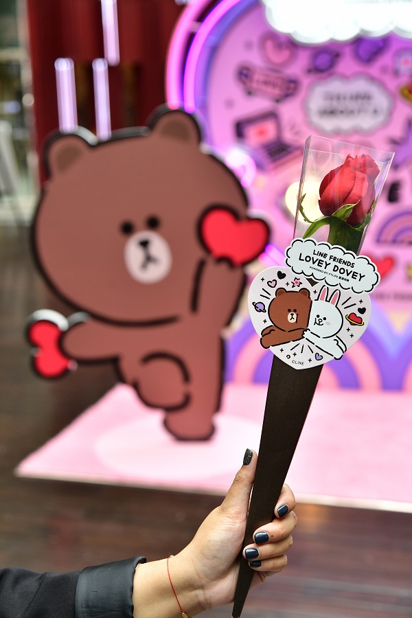 04a_《LINE FRIENDS LOVEY DOVEY – POWERED BY FTLife富通保險》活動限定情人節玫瑰花(限量 200支).jpg