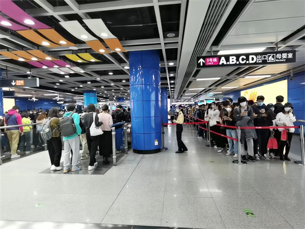 地铁客流3 廖旭娟摄.jpg