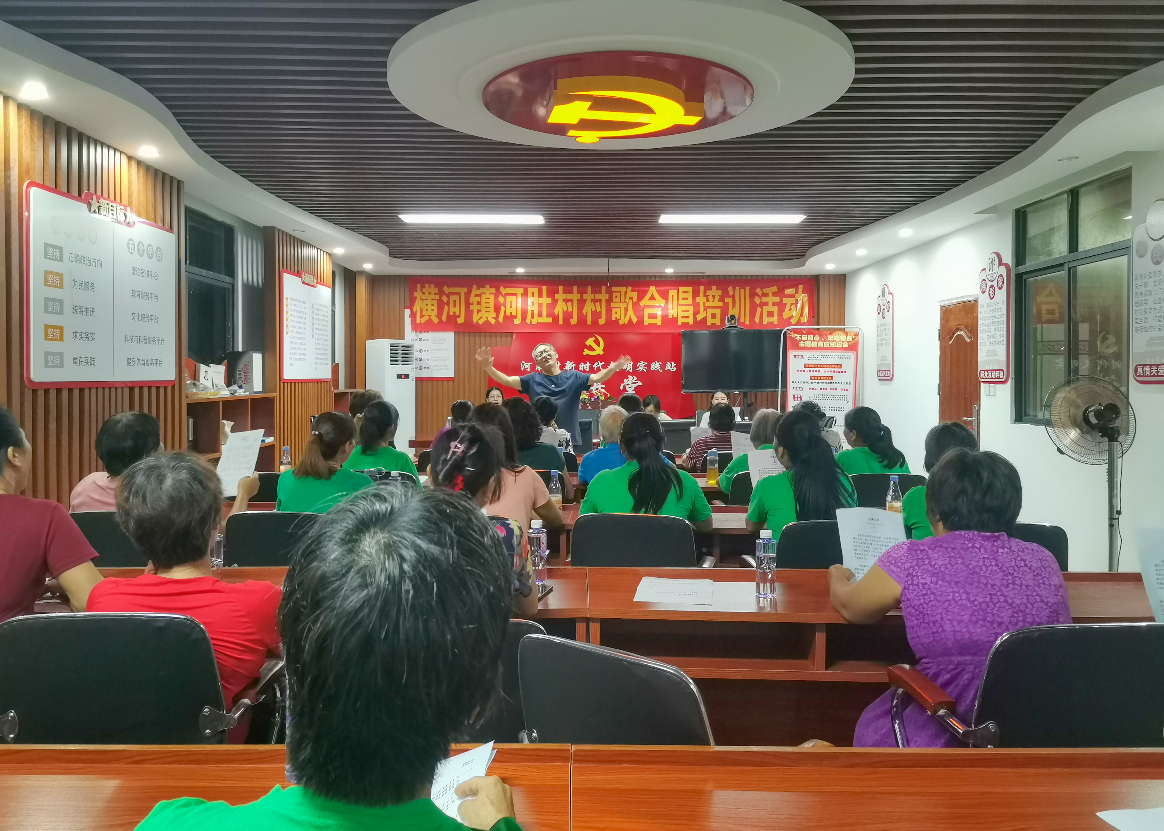 4、文藝志願者下鄉開展村歌教唱活動.jpg