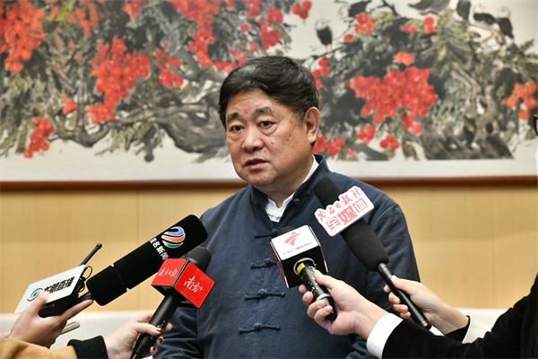 2、單霽翔在活動上接受媒體專訪 李康華攝.jpg