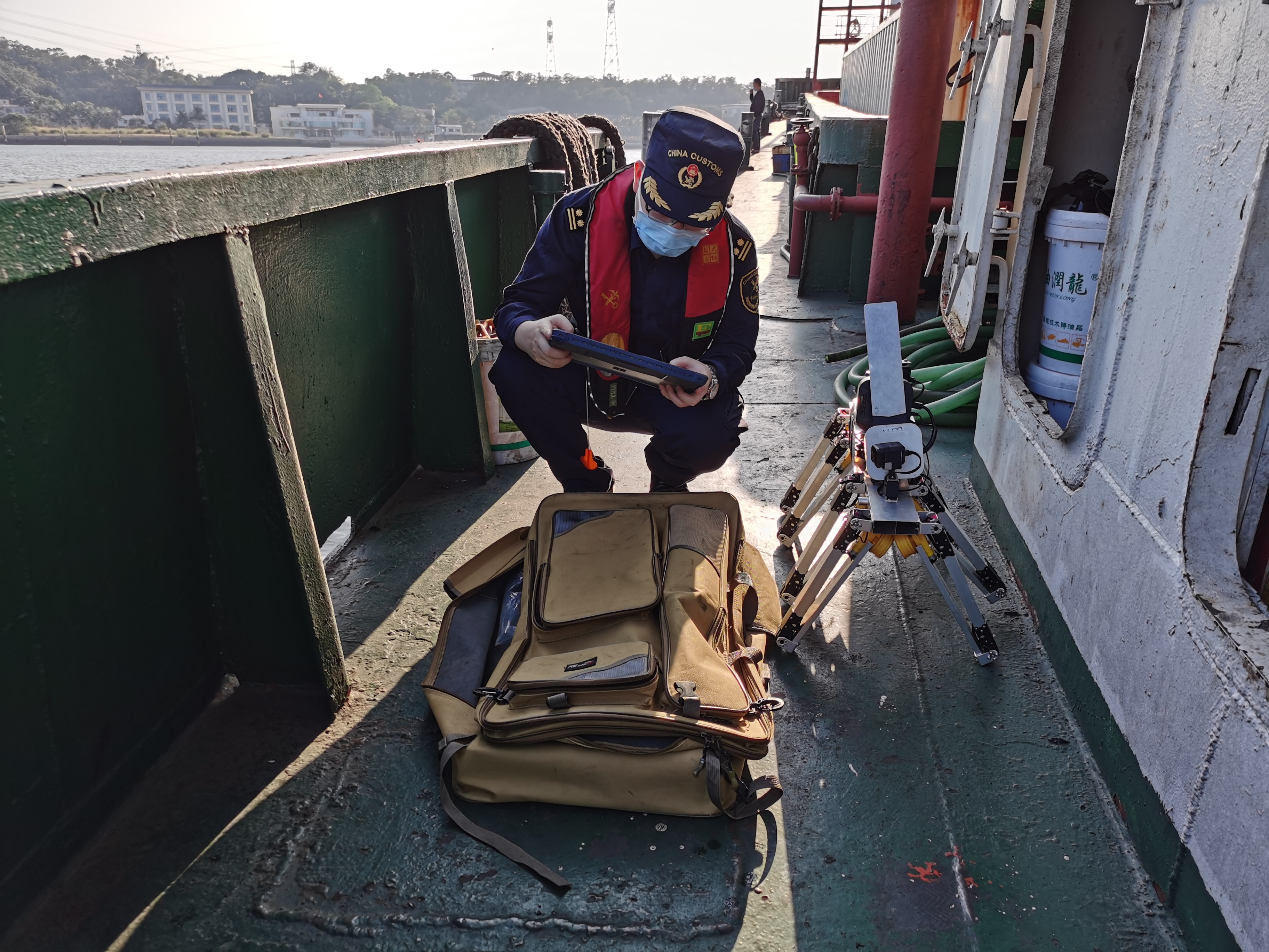 2、廣州海關所屬大鏟海關關員使用查船機器人就行入艙查驗.jpg