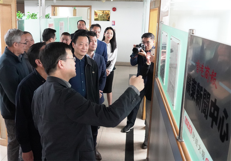 參觀香港商報  劉浩城 攝.jpg