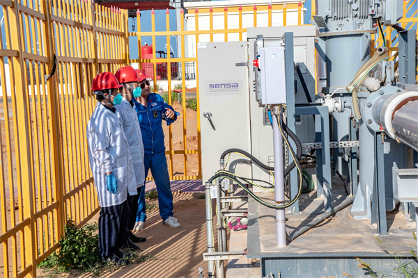 圖2為：揭陽海關關員對進口原油進行取樣 （袁國宏攝）.jpg