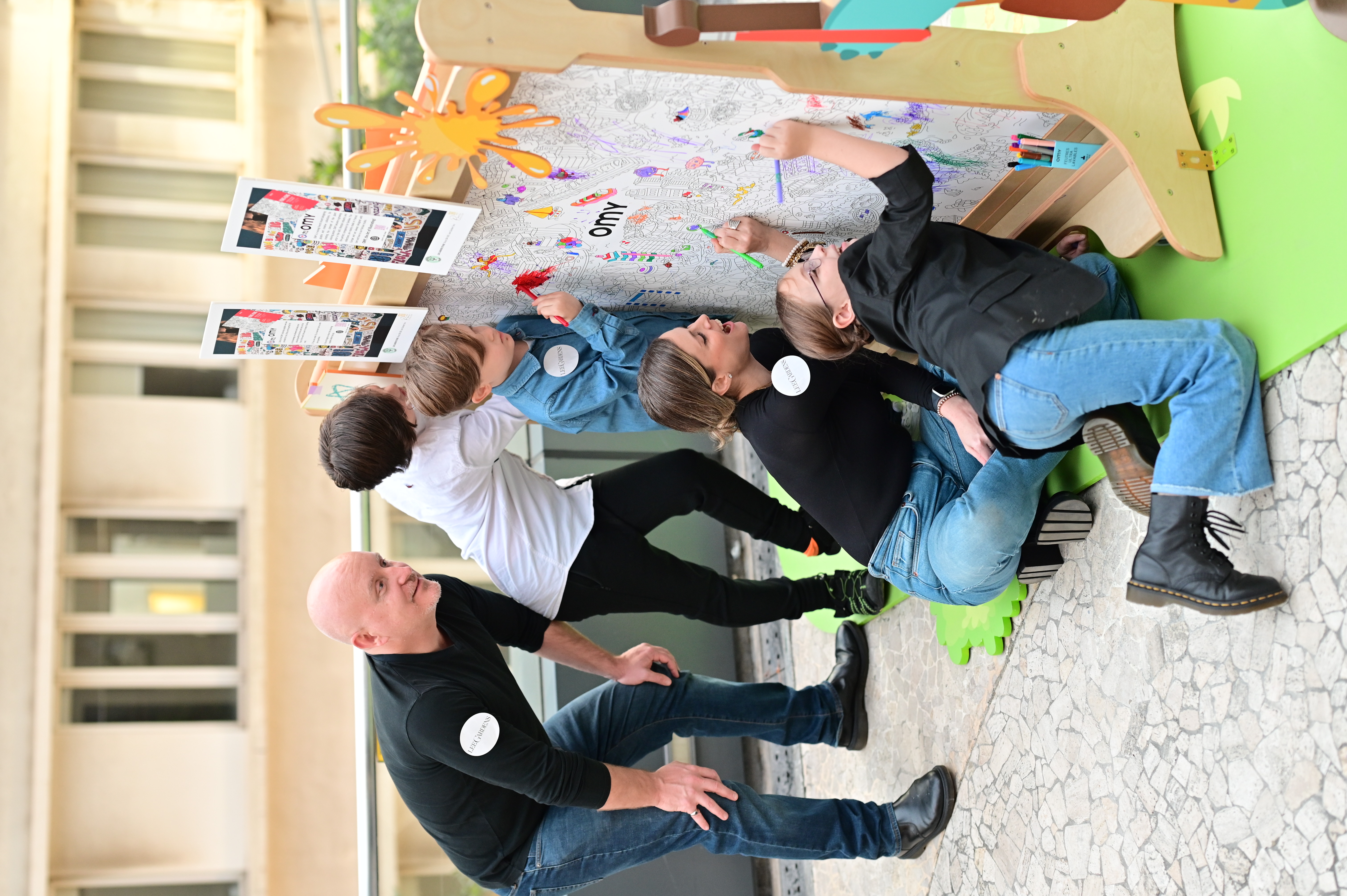 大人小朋友齊來把香港富予色彩-Simply Toys於3樓創意小畫廊設有OMY HONG KONG GIANT POSTER巨型海報– “Hello! HONG KONG你好！香港”填色活動.JPG