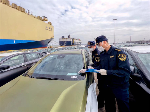 廣州海關所屬南沙海關關員對出口國產汽車實施查驗.jpg