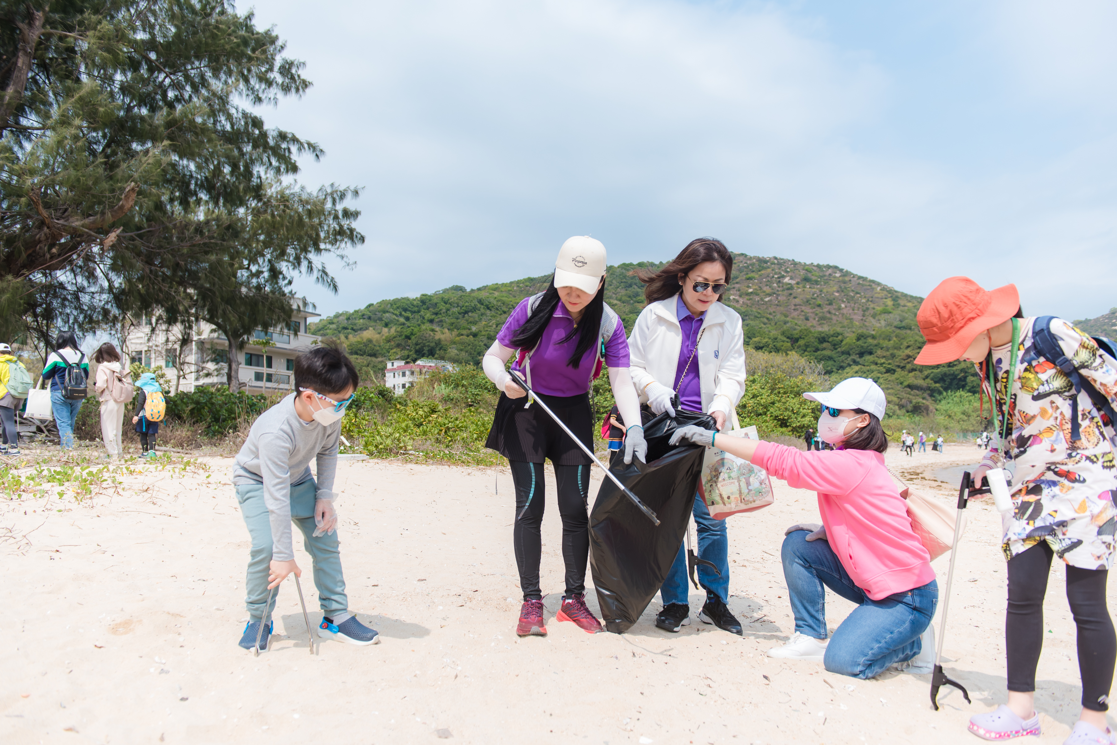 參加者與小朋友共同清理沙灘上的垃圾2.jpeg