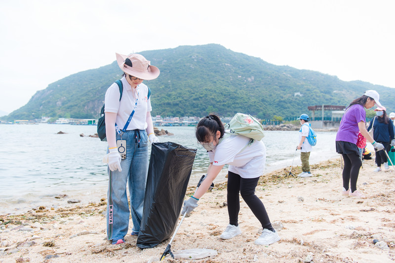 參加者與小朋友共同清理沙灘上的垃圾1_副本.jpg