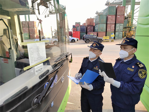 2、沙田海關關員對出口新能源大巴進行現場監管 黃權輝攝.jpg