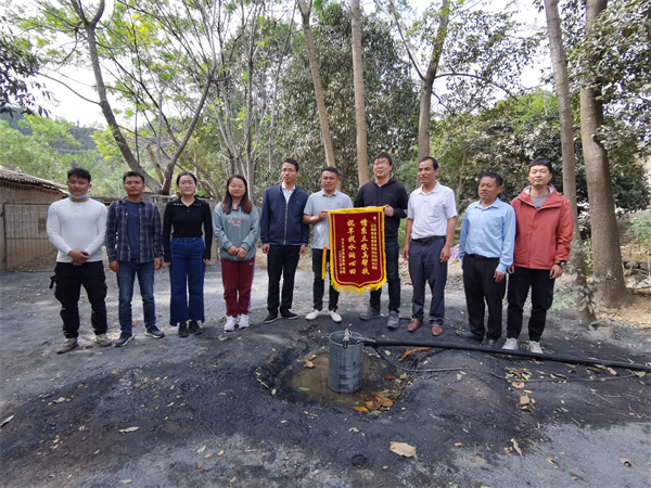 图二 竹木村委会向打水工作队赠送锦旗感谢.jpg