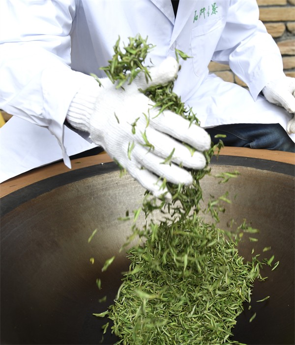 图4：现场炒茶.jpg