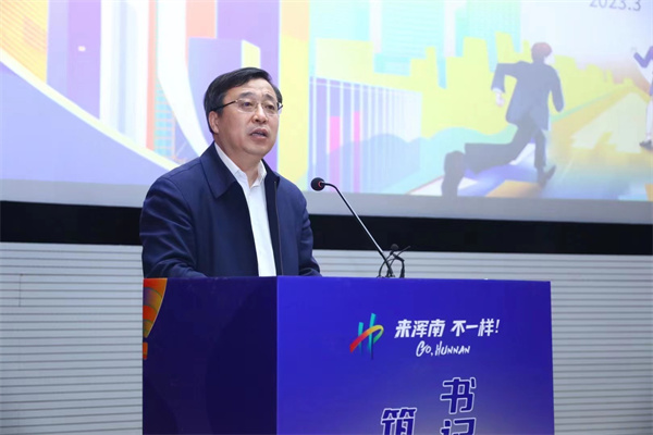 图3 瀋陽建築大學黨委副書記、校長閻衛東.jpg