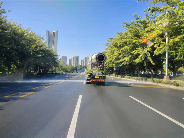 3、大亚湾在重点区域进行道路清洗.jpg