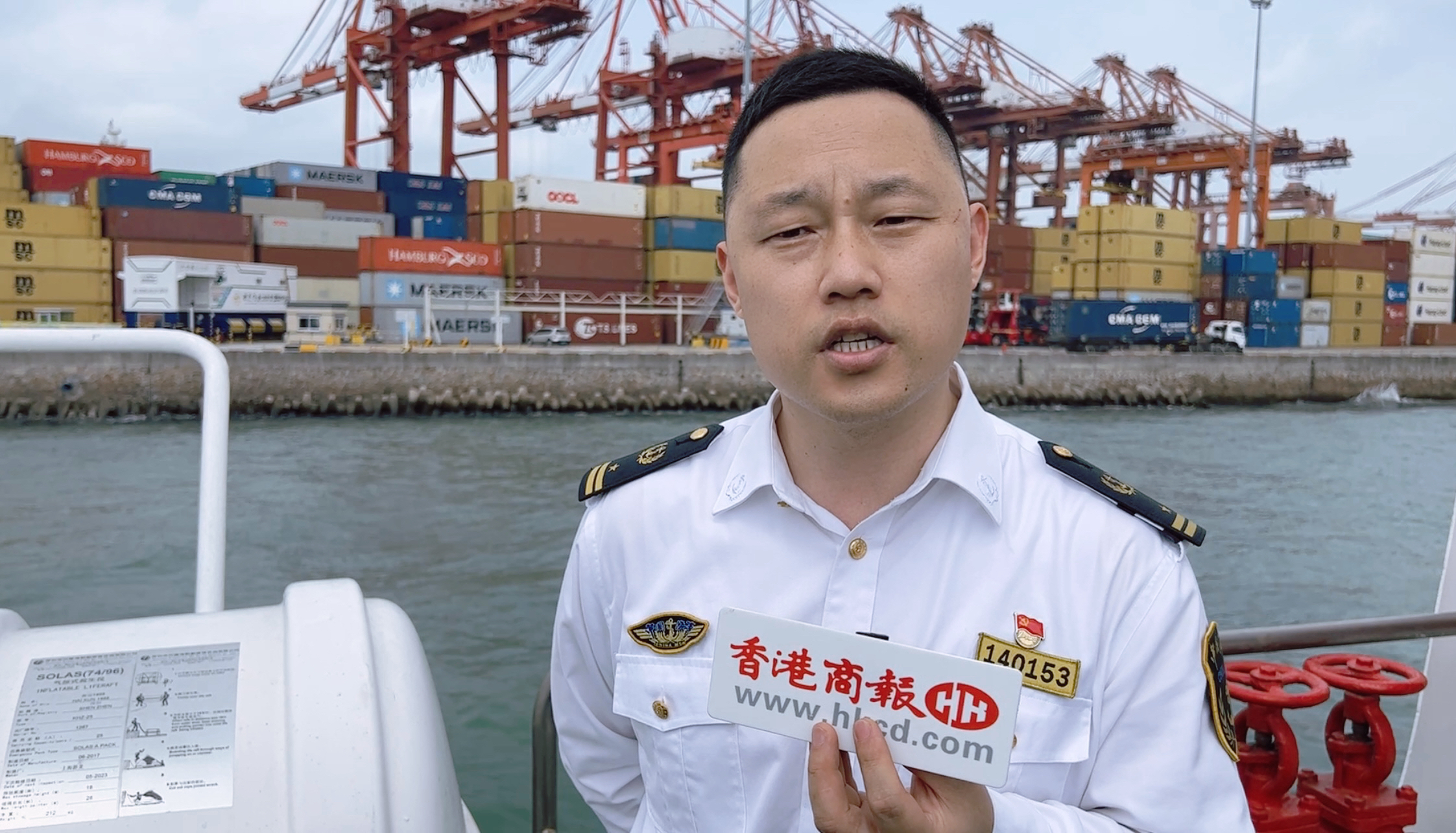 圖3:深圳海事局通航處主任科員張強接受本報訪問(陳彥潔 攝).jpg