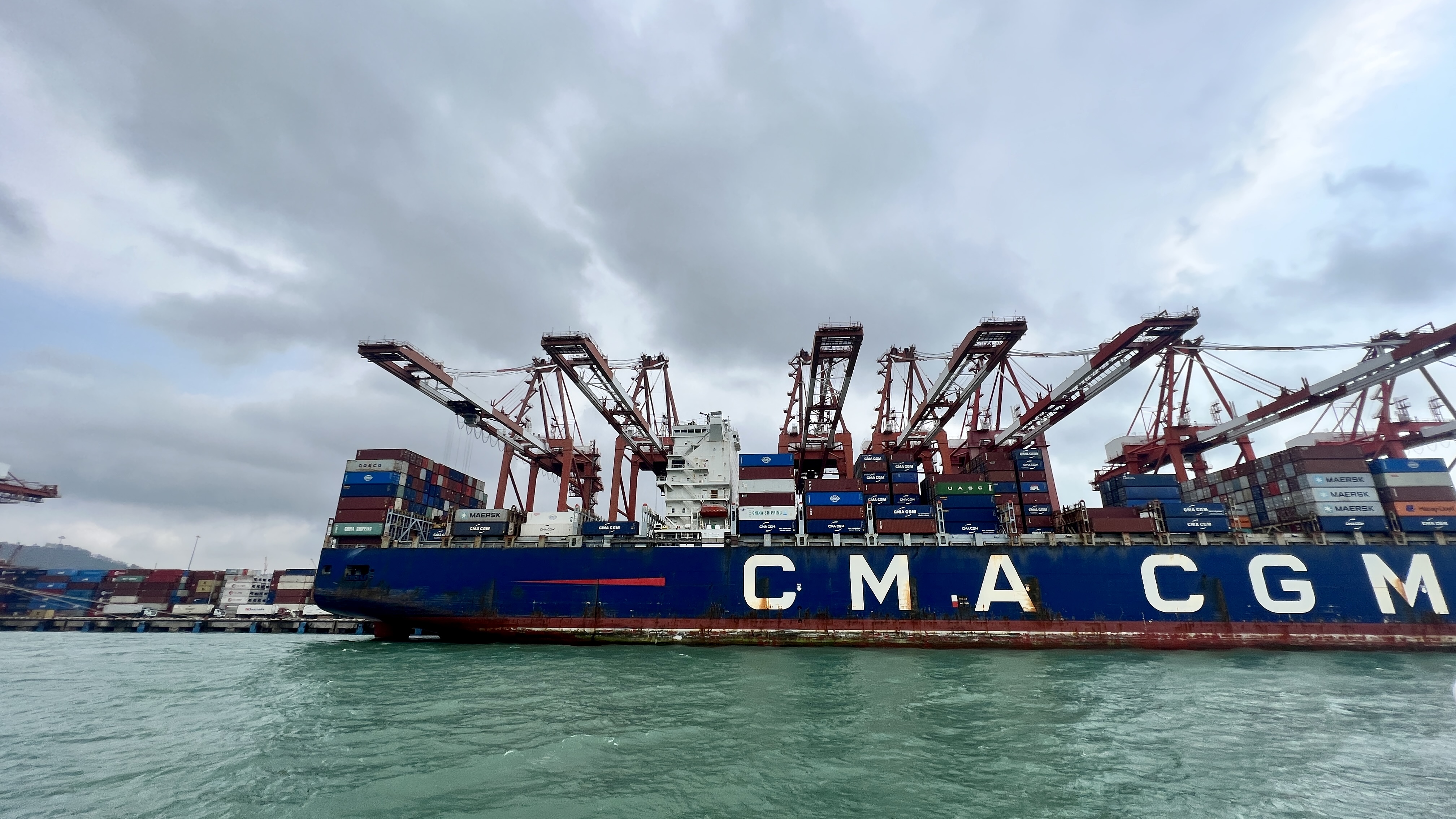 图4:深圳西部水域上的大型集装箱货轮(陈彦洁 摄).jpg