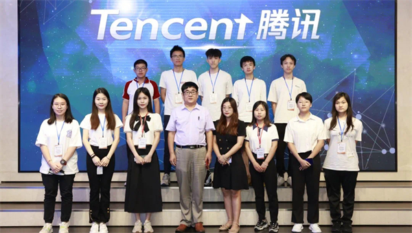 2、深圳研學游前往騰訊參觀學習併合影留念(青促會供圖).jpg