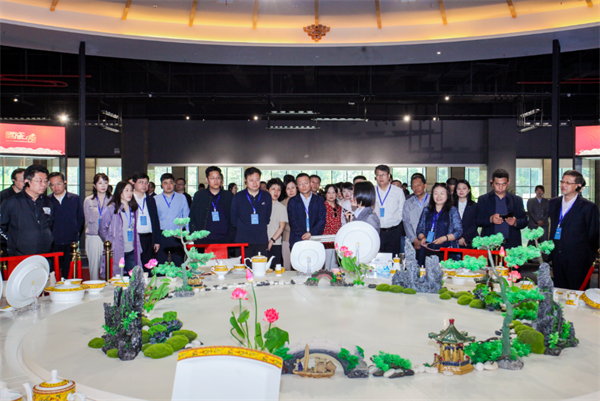 图二 与会嘉宾在景德镇陶瓷集团调研。  雷智  摄.jpg
