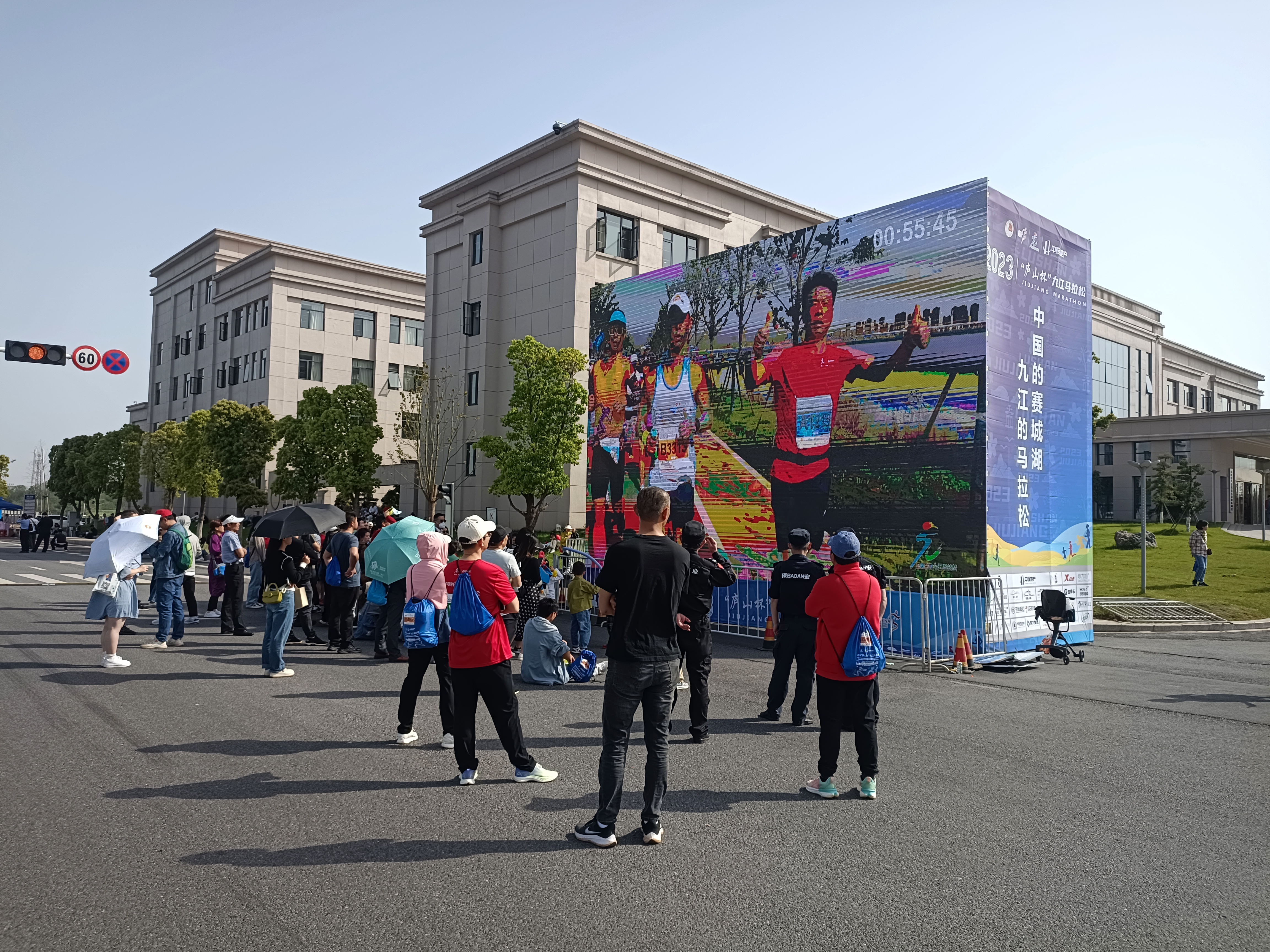 圖六 賽事直播大屏幕前眾多市民圍觀.jpg