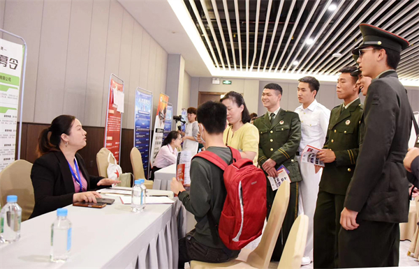 招聘会现场.jpg
