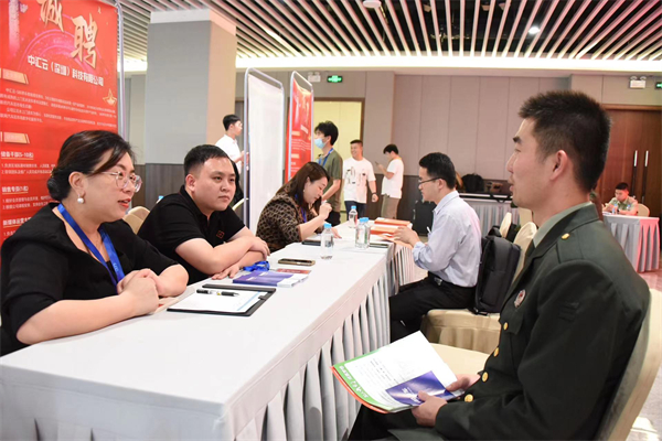 退役军人与企业招聘代表沟通.jpg
