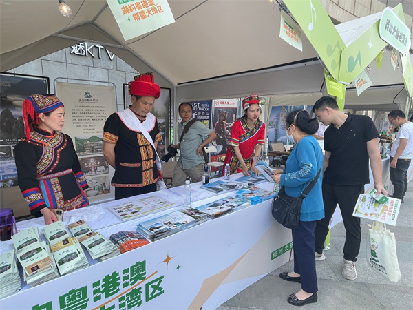 佛山市民在郴州文旅市集特色摊位前咨询.jpg
