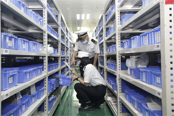 2：橫琴海關助力保稅區電子信息產業暢順國內國際“雙循環” 徐夢超攝_看圖王.jpg